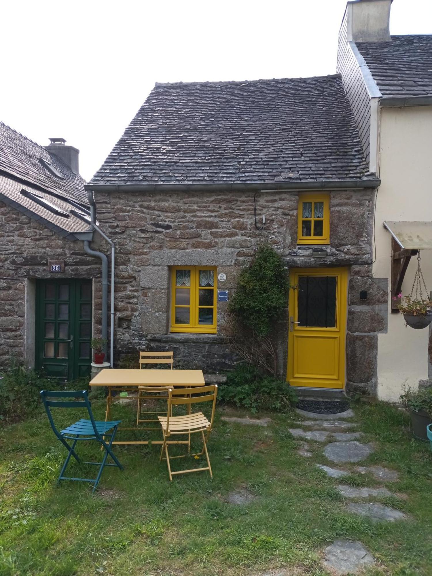 La Maison De Poupee Berrien Esterno foto