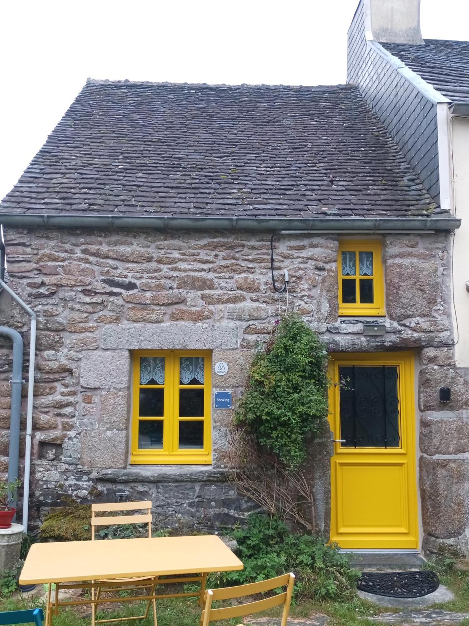 La Maison De Poupee Berrien Esterno foto