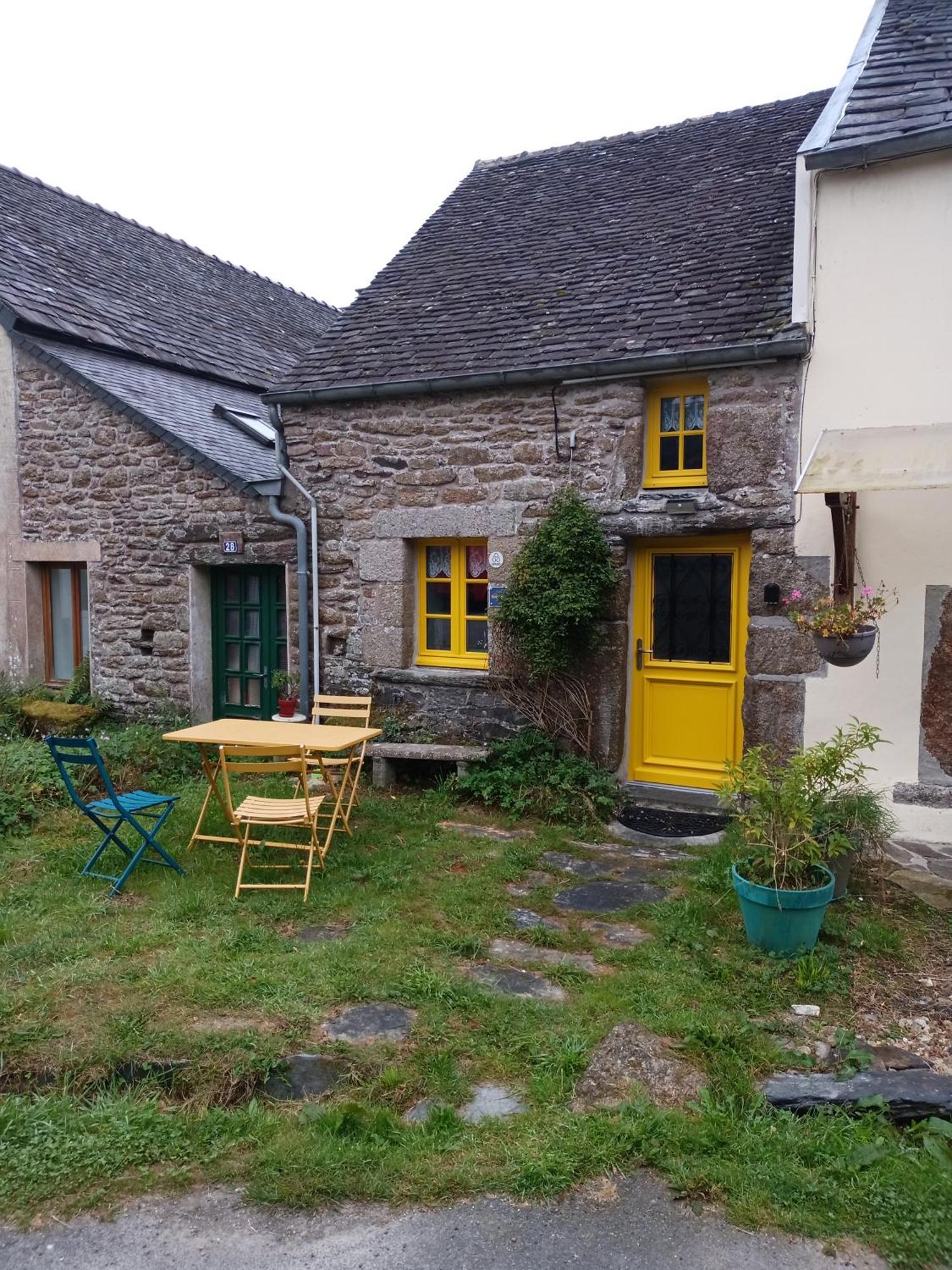 La Maison De Poupee Berrien Esterno foto